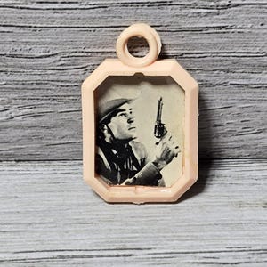 Jaren 50 plastic kauwgomballen bedel Randolph Scott Western Actor Cracker Jack Prize