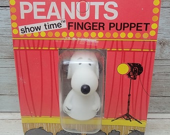 1966 Peanuts Snoopy Ideal Show Time Finger Puppet Carded NOS Unpunched