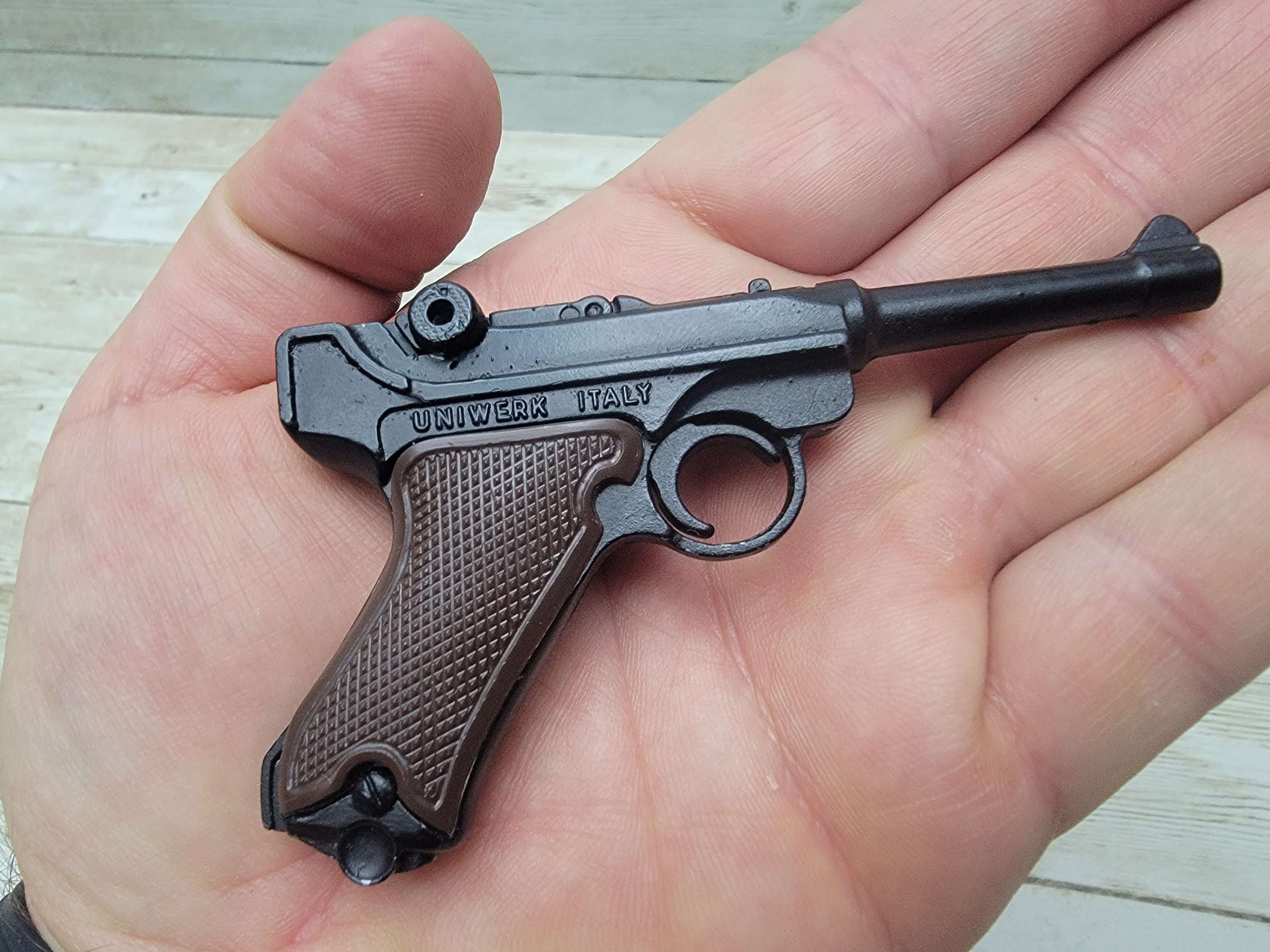 luger P08 とディスプレイスタンドのセットです