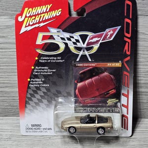 Johnny Lightning 1985 Chevrolet Corvette 50e anniversaire à l'échelle 1/64