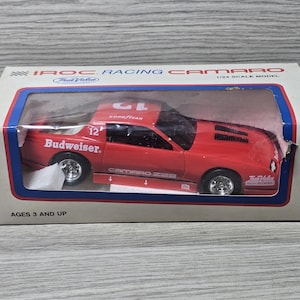 以下が含まれることがあります： オリジナルの白い段ボール箱に入った、1/24スケールの赤いIROCレーシング・カマロZ28レースカーのモデル。車体には12の番号、バドワイザーのブランド名、グッドイヤーのロゴが施されている。箱にはIROC RACING CAMAROの文字が記載されている。