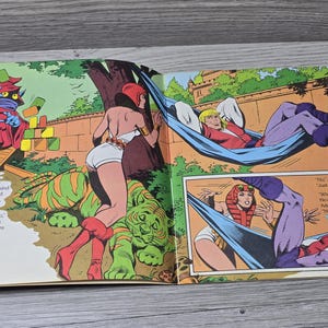 Puede incluir: Ilustraci&oacute;n de c&oacute;mic vintage con personajes de fantas&iacute;a. La obra de arte muestra escenas con figuras en acci&oacute;n, incluido un personaje con una capa roja y otro relaj&aacute;ndose en una hamaca. La paleta de colores incluye verdes, naranjas y azules.