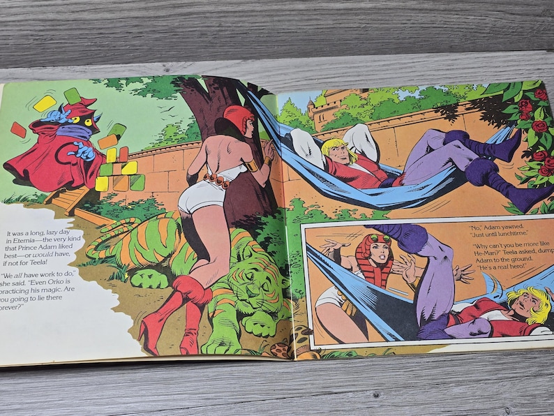 Puede incluir: Ilustraci&oacute;n de c&oacute;mic vintage con personajes de fantas&iacute;a. La obra de arte muestra escenas con figuras en acci&oacute;n, incluido un personaje con una capa roja y otro relaj&aacute;ndose en una hamaca. La paleta de colores incluye verdes, naranjas y azules.