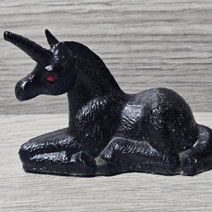 Könnte beinhalten: Ein Set aus drei Keramikbechern mit gesprenkelter, matter Oberfläche. Die Becher sind in den Farbtönen Creme, Hellgrau und Dunkelgrau gehalten. Jeder Becher hat ein schlichtes, minimalistisches Design und einen abgerundeten Henkel.