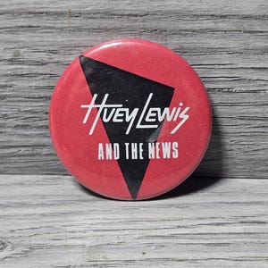 Puede incluir: Una taza de cerámica blanca con un asa negra y el texto "But First, Coffee" en negro, con una fuente de estilo manuscrito. La taza está sobre una superficie blanca.