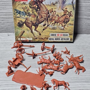 Può includere: Un kit di modellismo in plastica di un'unità di artiglieria a cavallo reale della prima guerra mondiale. L'illustrazione della scatola mostra un soldato a cavallo che guida un gruppo di soldati e cavalli che trainano un cannone. Il kit include 33 pezzi ed è in scala HO.