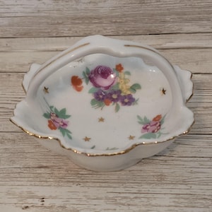 Cesta de baratijas en miniatura de porcelana japonesa de la década de 1950 con diseño floral y asas de 2,75 pulgadas