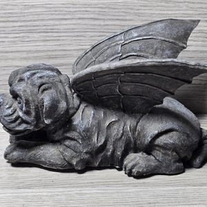 Figura de gárgola con forma de perro alado de resina estilo gótico, 18 cm de largo.