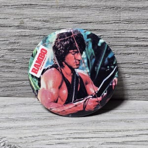 Pin original de Rambo: Primera Sangre II (1985) de Sylvester Stallone