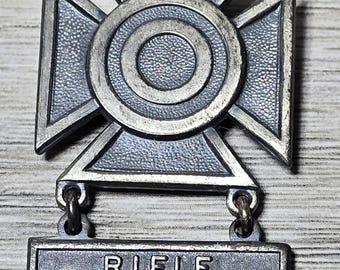 Insignia militar de tirador de rifle de plata esterlina vintage de la Segunda Guerra Mundial con broche y barra para rifle.