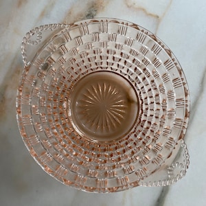 Französische Art-Deco-1930er Jahre Dekorative Obstschale aus gepresstem Glas
