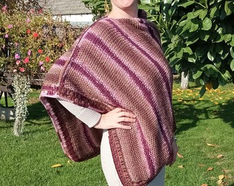 Poncho Multicolor Asimétrico, confeccionado artesanalmente, suave y cálido.