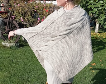 Poncho Largo en color Natural con Patrón Trenzado Tejido a Mano