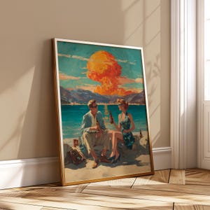 Pode incluir: Impressão artística emoldurada retratando um casal em uma praia com uma grande explosão laranja ao fundo. O homem usa um casaco azul claro e óculos de sol, e a mulher usa um vestido floral. Eles estão segurando garrafas.