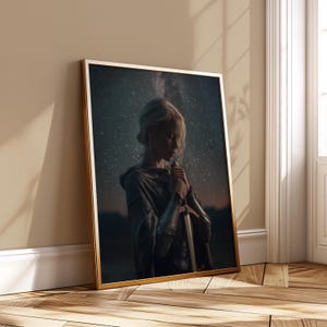Fridfull krigarflicka-poster - Fantasy Sword Woman konsttryck - Galax Starry Sky digital väggdekor