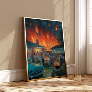 Könnte beinhalten: Ein gerahmter Kunstdruck zeigt eine Grillparty im Garten mit einem Oldtimer in Türkis im Vordergrund. Ein feuriger Himmel mit fallenden Objekten über einer Menschenmenge. Das Kunstwerk hat einen Retro- und surrealen Stil.
