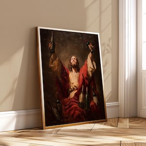 Op de afbeelding: Een ingelijste prent met een religieuze figuur in een rode jurk, die wijnflessen omhoog houdt. Het kunstwerk heeft een klassieke schilderstijl met een gouden lijst en leunt tegen een muur. Verschillende wijnflessen zijn zichtbaar op de voorgrond.