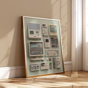 Pode incluir: Uma impressão emoldurada com uma coleção de dispositivos eletrônicos vintage, incluindo computadores, monitores e um teclado. Os dispositivos estão dispostos em um fundo verde claro dentro de uma moldura dourada, encostados em uma parede bege.