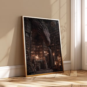 Peut inclure: Une impression encadrée représentant une scène fantastique de bibliothèque avec un dragon. La tête du dragon surplombe une personne en robe, entourée d'étagères et de bougies allumées. Le cadre est doré.