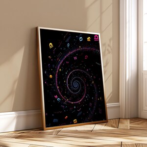 Può includere: Stampa artistica incorniciata con una cornice dorata, raffigurante un disegno a spirale di forme e simboli geometrici colorati su sfondo nero. La spirale è nelle tonalità del rosa, viola e blu. L'opera d'arte è appoggiata a un muro.