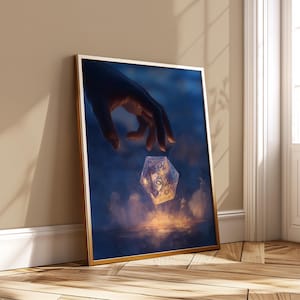 Könnte beinhalten: Gerahmter Druck mit einer Hand, die sich einem leuchtenden, vielseitigen Würfel nähert. Der Würfel ist durchscheinend mit sichtbaren Zahlen, vor einem Hintergrund aus blauem und goldenem Licht. Das Kunstwerk wird in einem goldenen Rahmen präsentiert.