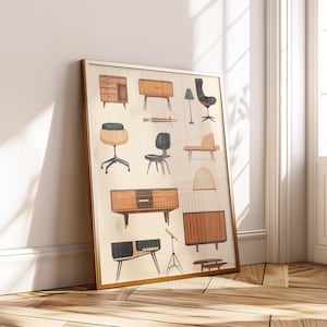 Puede incluir: Una impresión enmarcada con ilustraciones de muebles modernos de mediados de siglo. La obra de arte presenta varias piezas, incluyendo sillas, armarios y una lámpara, todas representadas en una paleta de colores cálidos y neutros con tonos de madera y acentos negros. La impresión está contra una pared blanca y un suelo de madera.