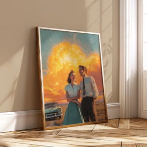 Könnte beinhalten: Ein gerahmter Kunstdruck mit einer Illustration im Vintage-Stil eines lächelnden Paares, das in einem Feld mit einem klassischen Auto steht. Der Hintergrund zeigt einen lebendigen Sonnenuntergang mit einer großen, feurigen Wolkenformation. Der Druck hat einen goldenen Rahmen.
