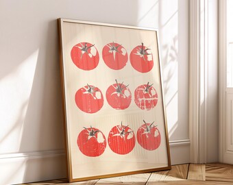 Può includere: Una stampa incorniciata con nove illustrazioni di pomodori rossi con steli verdi su sfondo beige. I pomodori hanno un aspetto usurato e strutturato. La cornice è dorata e l'opera d'arte è appoggiata a un muro bianco e un pavimento in legno.