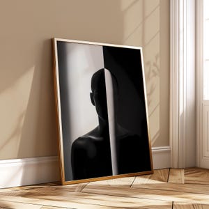 Portret podzielonej twarzy do druku cyfrowego do pobrania. Minimalistyczny czarno-biały plakat ścienny w nowoczesnym kontraście.