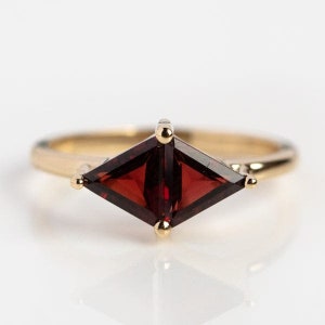 Vintage 14K Gold Triangle Red Garnet Ring, Anniversary Ring, Bridal Wedding Ring, Solid Gold Ring, Delicate Ring, Unique Rare Gold Jewelry.