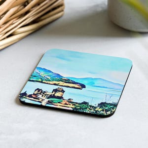 Könnte beinhalten: Quadratischer Untersetzer mit einem malerischen Landschaftsdesign, das ein Gewässer, Berge und ein Schloss zeigt. Der Untersetzer hat einen schwarzen Rand und ein farbenfrohes, künstlerisches Design. Der Untersetzer besteht aus einem haltbaren Material.