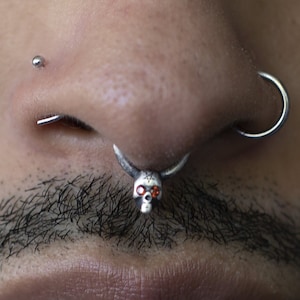 Piercing pour le septum crâne impie