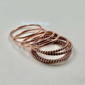 Minimalistiskt set med 8 massiva kopparringar texturerade hamrade