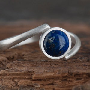 ラピスラズリのスターリングシルバーリング：ハンドメイドのボヘミアンバイパスリング