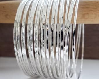 Set di 7 bracciali impilabili in argento sterling martellati: stile boho