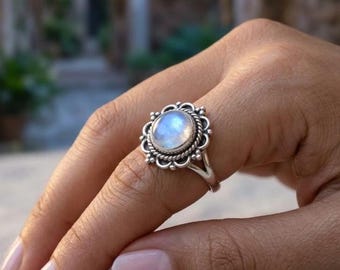 Ring van sterling zilver met maansteen, vintage bloemenrand, geboortesteen van juni.