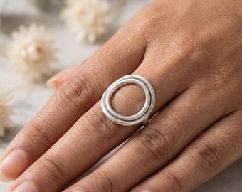Handgemaakte ring van sterling zilver met in elkaar grijpende cirkels – minimalistische moderne ring