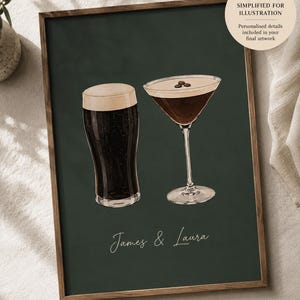 Op de afbeelding: Een ingelijste kunstdruk met een donkergroene achtergrond en een illustratie van een pint stoutbier en een espresso martini met koffiebonen. De namen James & Laura staan in witte schrijfletters onderaan de illustratie op het kunstwerk.