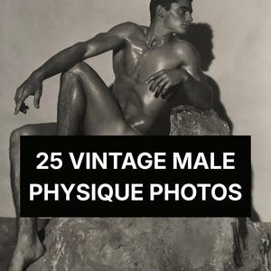 Könnte beinhalten: Ein Schwarz-Weiß-Foto einer Person, die auf einem Felsen sitzt, mit dem Text 25 VINTAGE MALE PHYSIQUE PHOTOS in einem schwarzen rechteckigen Kasten. Das Bild zeigt eine kontrastreiche, künstlerische Studie der menschlichen Form und Muskulatur.