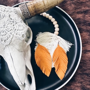 Kolczyki z zamszu w kolorze miodowego pióra | Kolczyki z piórami w stylu boho w kolorze musztardowym | Ręcznie robiona, lekka biżuteria | Jesienne kolczyki w stylu boho