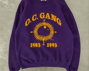 Lee vintage des années 90' O.C. Sweat-shirt Gang' Made In USA avec grand logo graphique violet