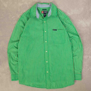 Può includere: Camicia a righe verdi e bianche con taschino sul petto e marchio "Chaps". La camicia a maniche lunghe ha un colletto classico e polsini con bottoni. È una camicia button-down.