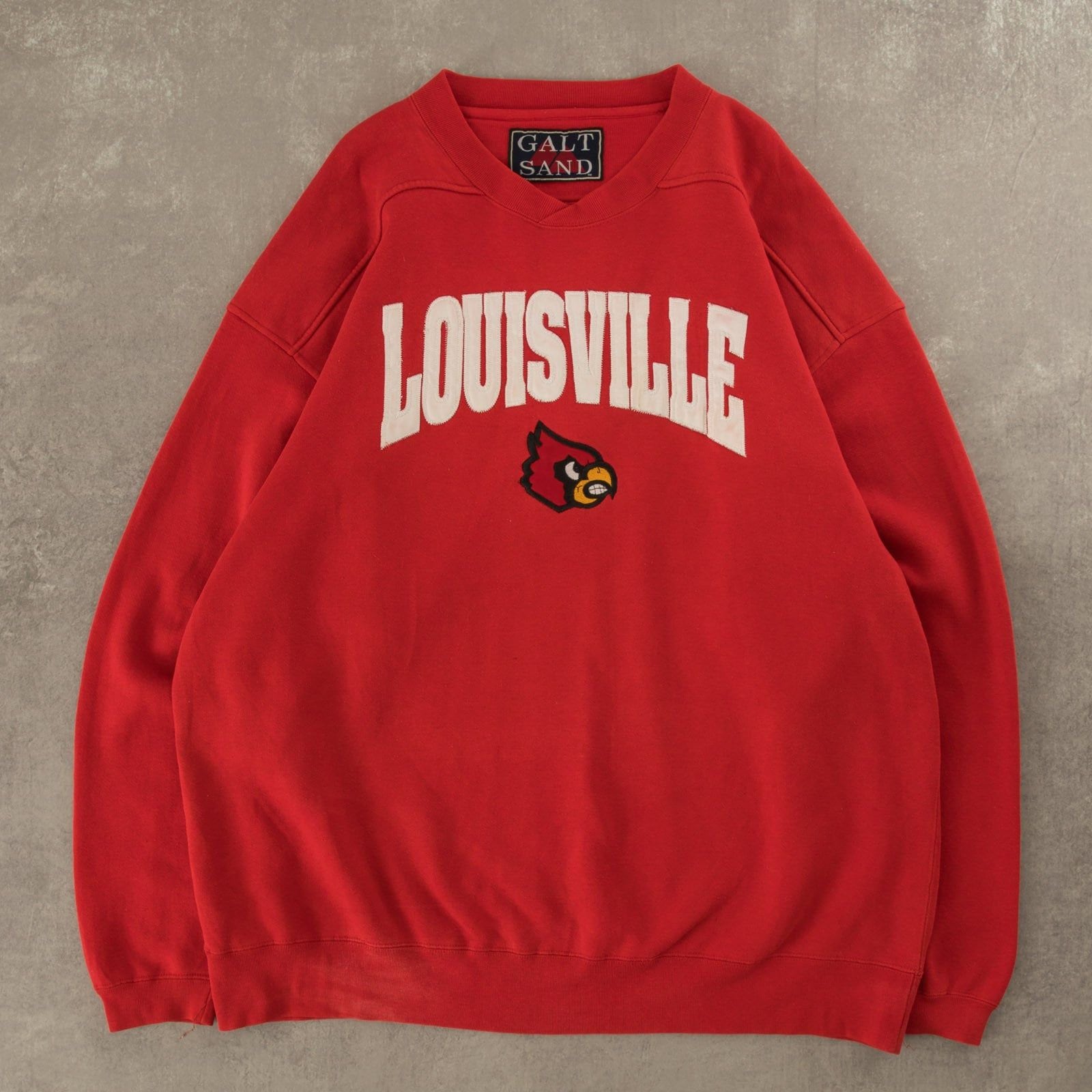 CustomCat Louisville Cardinals Vintage NCAA Basketball Crewneck Sweatshirt Red / 5XL