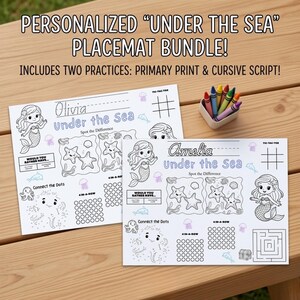 Könnte beinhalten: Ein personalisiertes "Unter dem Meer" Platzset-Bundle mit zwei Übungen: Grunddruck und Schreibschrift. Die Platzsets zeigen Meerjungfrauen-Illustrationen, Verbinde-die-Punkte und andere Aktivitäten. Ein kleiner Behälter mit Buntstiften befindet sich in der Nähe.