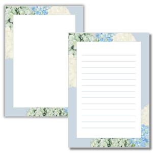 Könnte beinhalten: Zwei leere Briefkarten mit einem blauen und weißen floralen Rand. Der Rand zeigt Hortensien in Blautönen, Weiß und Grün.