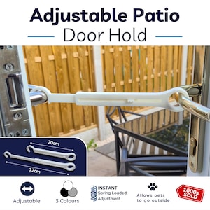 Op de afbeelding: Een verstelbare witte terrasdeurhouder met aan beide uiteinden een haak, bevestigd aan deurklinken. Het product heeft een schuifmechanisme voor lengteaanpassing tussen 20cm en 32cm, met de tekst Adjustable Patio Door Hold in de afbeelding.