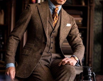 Classic Elegance: Men's Brown Wool 1920s Inspired 3-Piece Suit - Timeless Gentleman's Tweed Ensemble for the Modern Man.