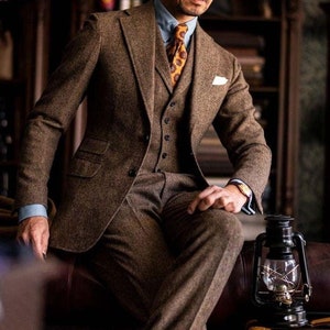 Classic Elegance: Men's Brown Wool 1920s Inspired 3-Piece Suit Timeless Gentleman's Tweed Ensemble for the Modern Man. image 1