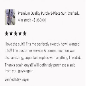 Peut inclure: L'image pr&eacute;sente un costume trois pi&egrave;ces violet. Le texte indique "Premium Quality Purple 3-Piece Suit Crafted..." et "4 en stock". L'image comprend &eacute;galement une note de cinq &eacute;toiles et un avis client.