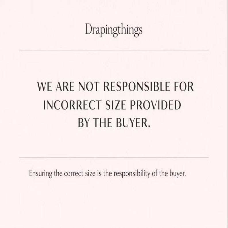 Peut inclure: Fond rose clair avec le texte "Drapingthings" en haut. En dessous, le texte se lit comme suit : "NOUS NE SOMMES PAS RESPONSABLES DE LA TAILLE INCORRECTE FOURNIE PAR L'ACHETEUR. S'assurer de la bonne taille est la responsabilit&eacute; de l'acheteur."